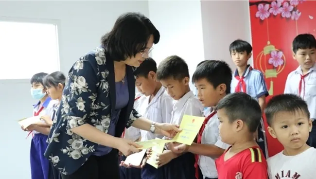 Vice President Dang Thi Ngoc Thinh presents gifts to children of poor workers in Duc Hoa District, Long An Province. (Photo: NDO/Thanh Phong)