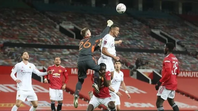 Manchester United's Dean Henderson collides with teammate Eric Bailly. (Photo: Action Images via Reuters)