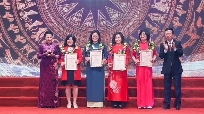 Winners of the A prizes honoured at the ceremony