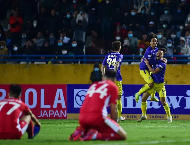 Hanoi FC celebrate their fourth National Super Cup title in history. (Photo: NDO/Tran Hai)
