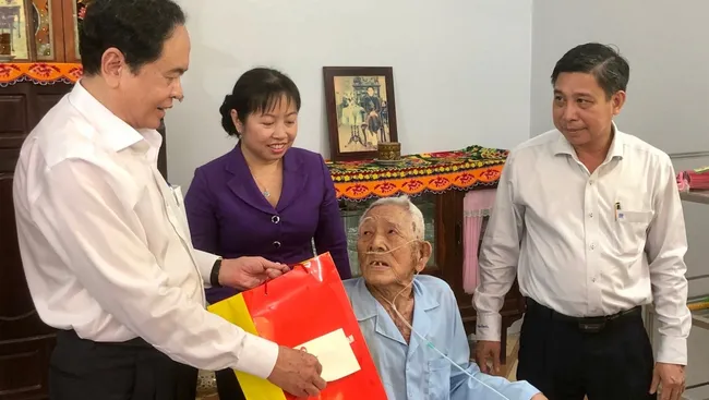 President of the Vietnamese Fatherland Front Tran Thanh Man visits a veteran in Hau Giang Province.