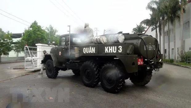 Military Zone 3's competent forces spray disinfectants in COVID-19 high risk areas in Cam Giang district, northern Hai Duong province. (Photo: VNA)