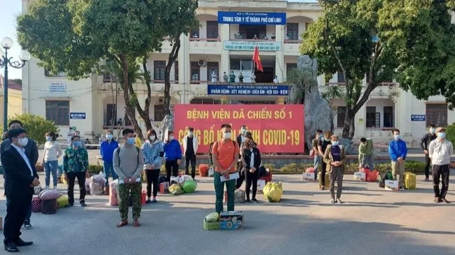 Twenty two COVID-19 patients in northern Hai Duong province were given the all-clear on February 11 afternoon. (Photo: NDO/Quoc Vinh)