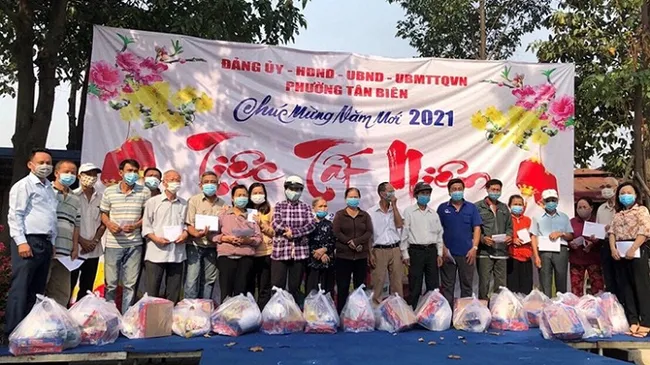 Tet gifts presented to policy beneficiaries in Bien Hoa city, Dong Nai province (Photo: NDO)