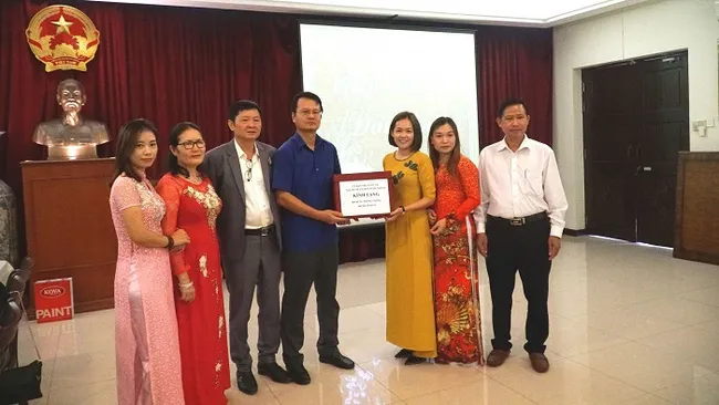 Delegates at the handover ceremony. (Photo: VNA)