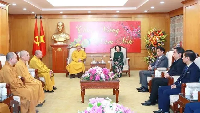 Head of the Central Commission for Mass Mobilisation Truong Thi Mai receives a Buddhist delegation. (Photo: VNA)
