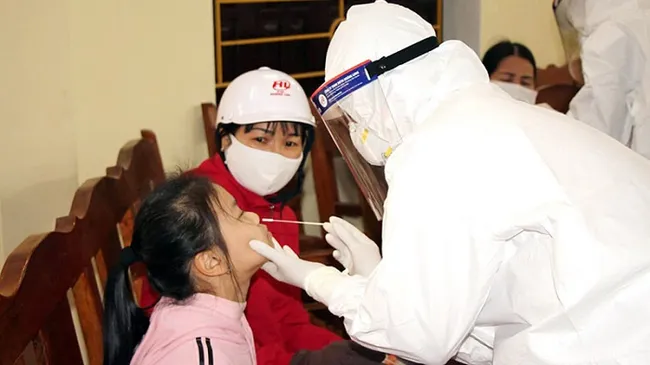 Medical staff take samples for COVID-19 screening from local people in epidemic hit areas in Hai Duong province. (Photo: NDO)