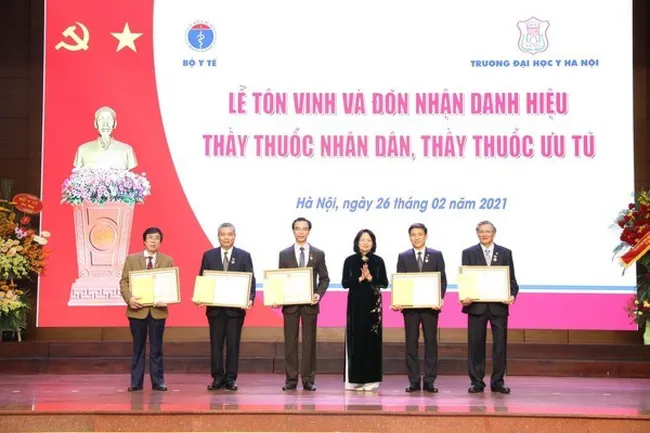 Vice President Dang Thi Ngoc Thinh (third from right) presents the title of 