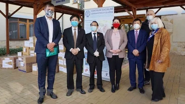 The Vietnamese people community present supplies to a nursing home in Prague. (Photo: VNA)