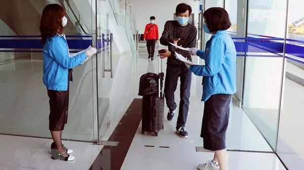 Volunteer youth support people in making health declarations (Photo: VNA)