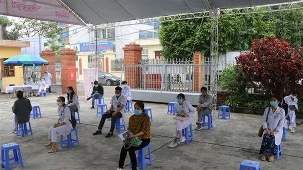 People in priority groups to receive COVID-19 vaccines first in Hai Duong province. (Photo: VNA)