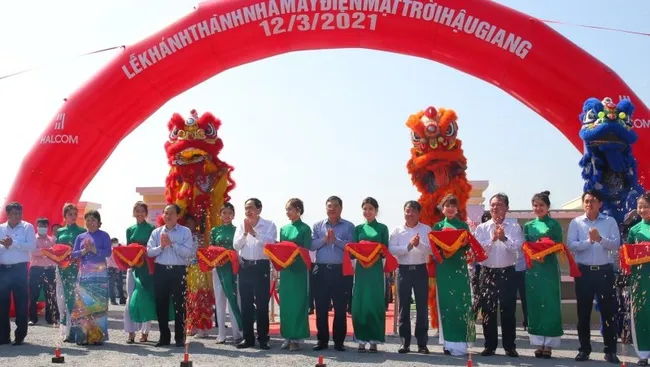 The ceremony to inaugurate a solar farm in Hau Giang Province