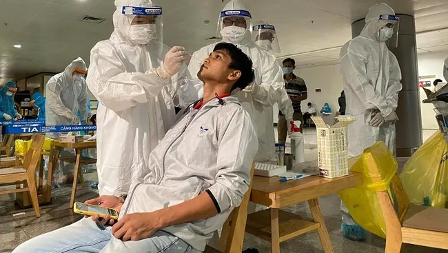 Staff at Tan Son Nhat Airport give samples for COVID-19 screening tests on February 6, 2021. (Photo: VNA)