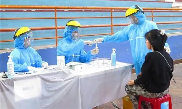 Taking samples for COVID-19 testing (Photo: VNA)