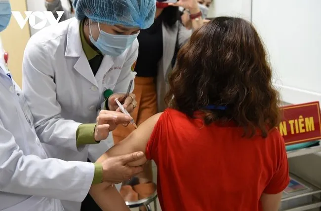 A volunteer gets the first dose of Nano Covax in the second-stage human trials of homegrown COVID-19 candidate vaccine at the Hanoi-based Vietnam Military Medical University. (Photo: VOV)