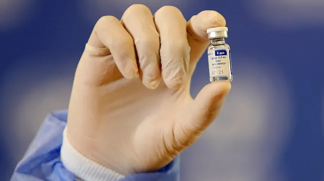A health worker displays a vial of Russia's Sputnik V vaccine. (Photo: Reuters)