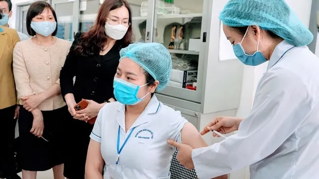 A member of medical staff at Hai Phong’s Viet Tiep Friendship Hospital gets COVID-19 vaccine injection on March 11, 2021. (Photo: NDO/Ngo Quang Dung)