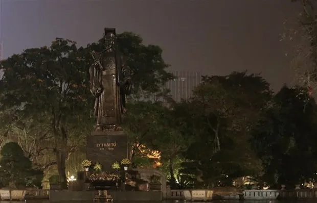 A part of the lighting system at the Ly Thai To Statue Square in downtown Hanoi was turned off on March 27 in response to the Earth Hour event (Photo: VNA)