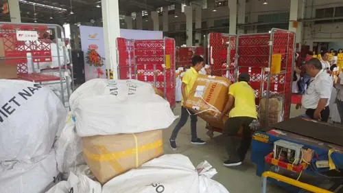 Workers at Vietnam Post loading up parcels at a distribution centre in HCM City. (Photo: VNA)