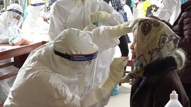 Collecting samples for COVID-19 testing in Hien Thanh ward, Kinh Mon town, Hai Duong province (Photo: VNA)