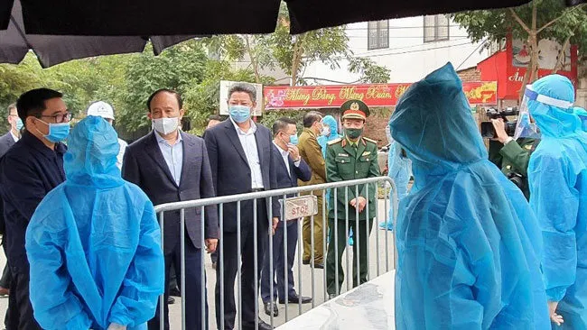 Hanoi authorities inspect the prevention and control of COVID-19 in Bach Tru Village, Tien Thang Commune, Me Linh District, on February 2, 2021. (Photo: NDO)