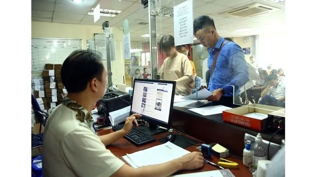 The Hanoi Business Registration Office's staff solve legal procedures for businesses. (Photo: VNA)