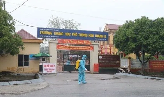 A medical worker disinfect the environment in Hai Duong province (Photo: VNA)