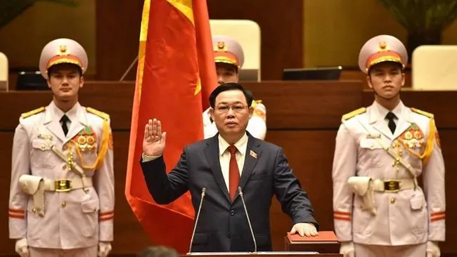 Newly-elected Chairman of the National Assembly Vuong Dinh Hue takes the oath of office on March 31 morning. (Photo: NDO/Tran Hai)