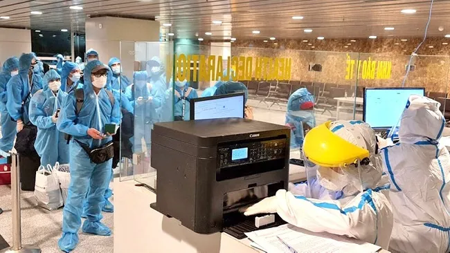 Overseas Vietnamese repatriated from Japan undergoing medical supervision at Da Nang airport, February 2021. (Photo: NDO/Anh Dao)