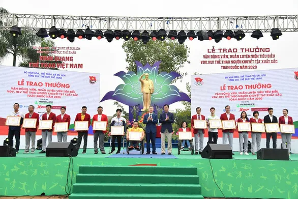 Outstanding athletes and coaches are honoured on the Vietnam Sports Day. (Photo: tuoitre.vn)