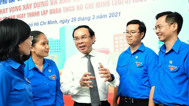 Ho Chi Minh City Party Secretary Nguyen Van Nen (C) exchanges with the city’s outstanding Youth Union members at the meeting. (Photo: sggp.org.vn)