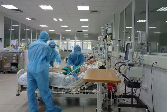 Medical workers taking care of COVID-19 patients at the National Hospital of Tropical Diseases. (Photo: VNA)