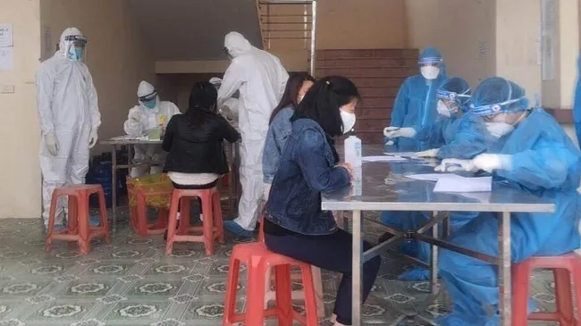 Repatriated Vietnamese carry out medical declaration and give their samples for COVID-19 testing at an isolation camp operated by Regiment 855, the Military Command of Ninh Binh Province. (Photo: VNA)