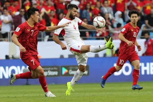 Members of Vietnam's national team (in red) vie for the ball during a match. (Photo: thethao247.vn)