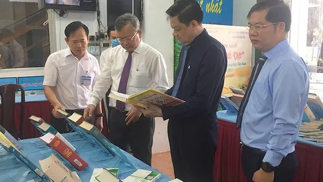 Visitors at ‘A national festive day’ photo exhibition (Photo: NDO/Thanh Tam)