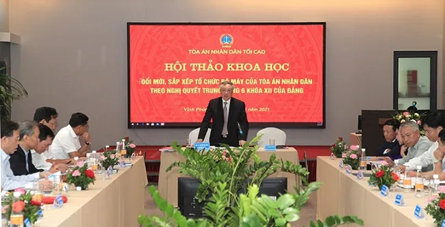 Politburo member and Chief Justice of the Supreme People’s Court Nguyen Hoa Binh speaks at the seminar. (Photo: NDO)