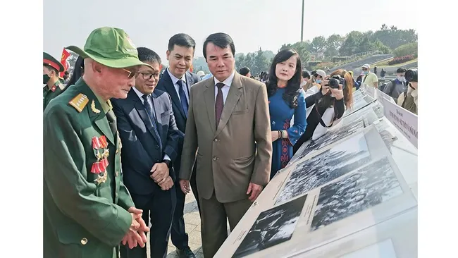 Visitors at the exhibition. (Photo: NDO/Mai Van Bao)