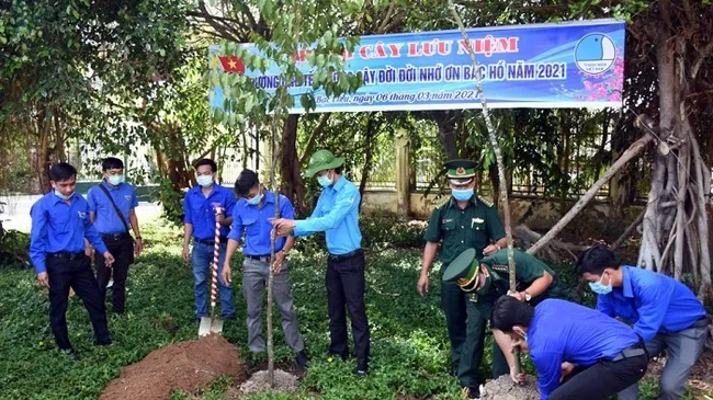 Local youths join a tree planting festival in response to Youth Month 2021 in Bac Lieu Province. (Photo: baobaclieu.vn)