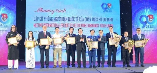 The Ho Chi Minh Communist Youth Union (HCYU) Central Committee has presented “For the young generation” insignias to 15 foreigners who have made outstanding contributions to the development of Vietnamese youths and children and boosting cooperation with their foreign peers. (Photo: tuoitre.vn)