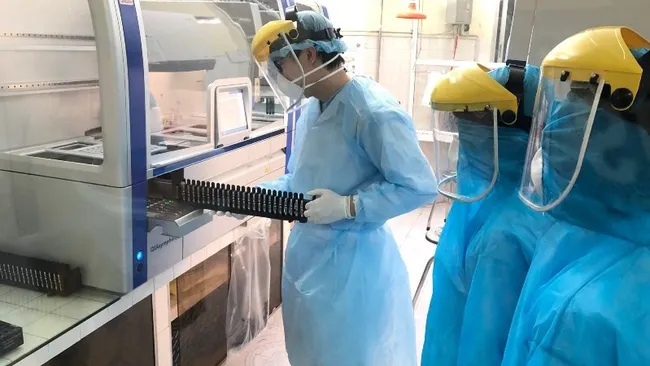 Medical workers carry out COVID-19 testing in Hai Phong. (Photo: NDO)