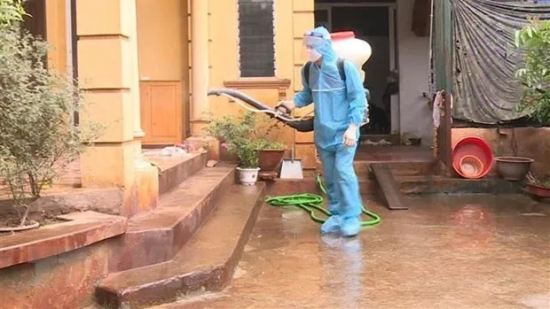 Spraying disinfectant to prevent the spread of COVID-19 (Photo: VNA)