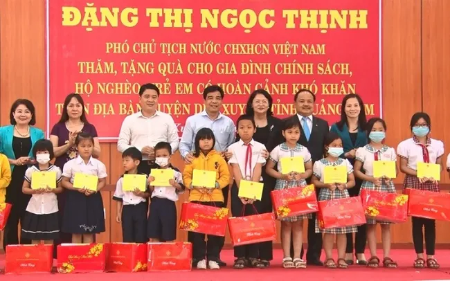 Vice President Dang Thi Ngoc Thinh presents scholarships to students in Duy Xuyen District.