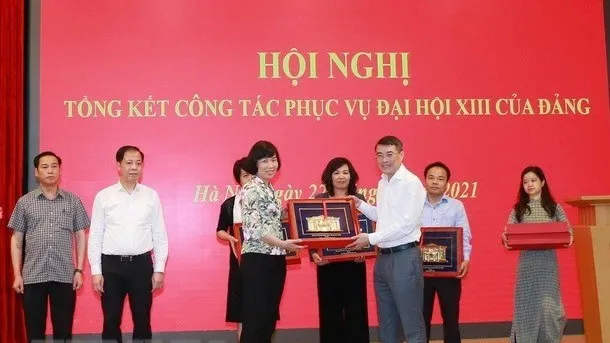 Le Minh Hung (front, right), Secretary of the Party Central Committee and Chief of the Party Central Committee's Office, and representatives of the agencies joining in the organisation of the 13th National Party Congress at the review meeting on April 22 (Photo: VNA)