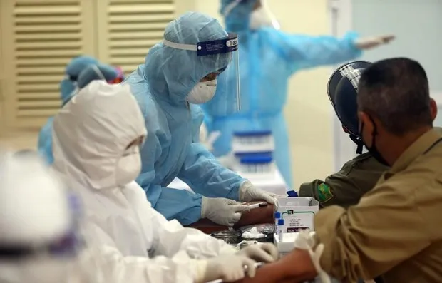 Taking samples for testing COVID-19 (Photo: VNA)