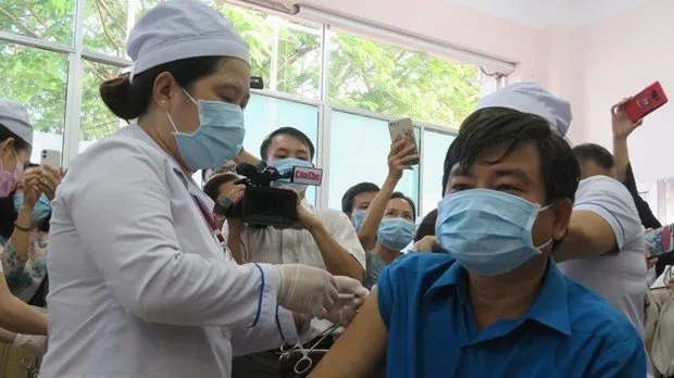 A man gets a COVID-19 vaccine shot (Photo: VNA)