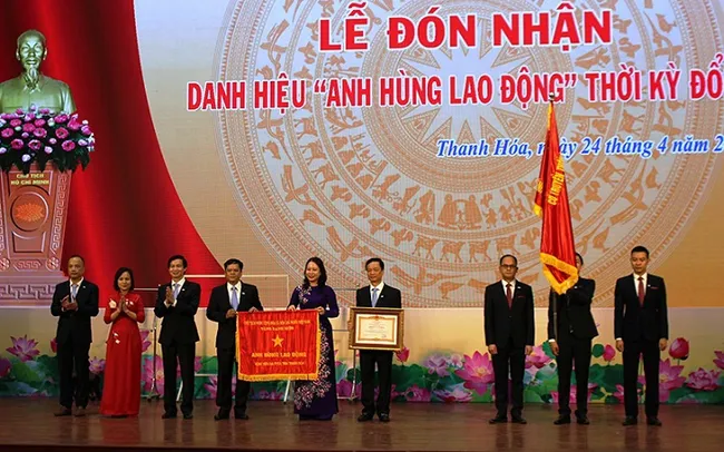 Vice President Vo Thi Anh Xuan presents the “Labour Hero in Renewal Period” title to Thanh Hoa General Hospital. (Photo: NDO)