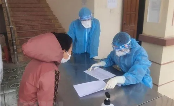 Taking samples for COVID-19 testing from a Vietnamese citizen returning from the US (Photo: VNA)