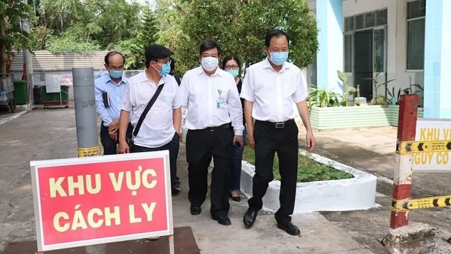 A working group inspects a quarantine facility in Ben Tre province. (Photo: VNA)