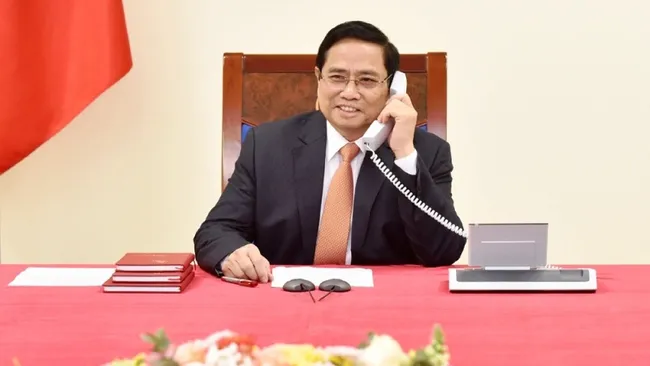 PM Pham Minh Chinh holds a phone talk with Singaporean PM Lee Hsien-Loong. (Photo: NDO)