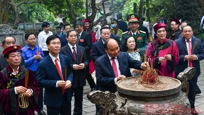 An incense offering ceremony was held at the Hung Kings Temple Relic Site on Nghia Linh Mountain in the north midland province of Phu Tho on April 21 to commemorate the national founders, the Hung Kings.
